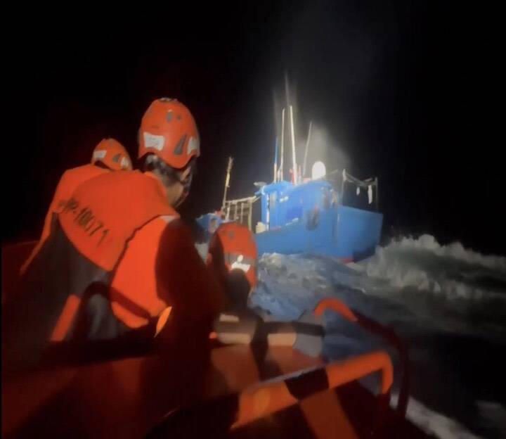 澎湖海巡強勢查扣違法作業中國漁船　中國海警事後到場假藉巡查伺機騷擾遭全程監控
