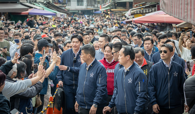 賴清德總統走春桃竹苗廟宇發放福袋　強調以經濟厚植國防安全、擴大社福照顧
