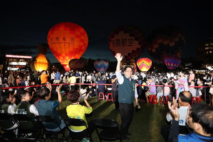 熱氣球光雕結合無人機秀　臺南夜空閃耀六萬人共賞　市長黃偉哲籲全臺遊客來臺南放鬆一夏