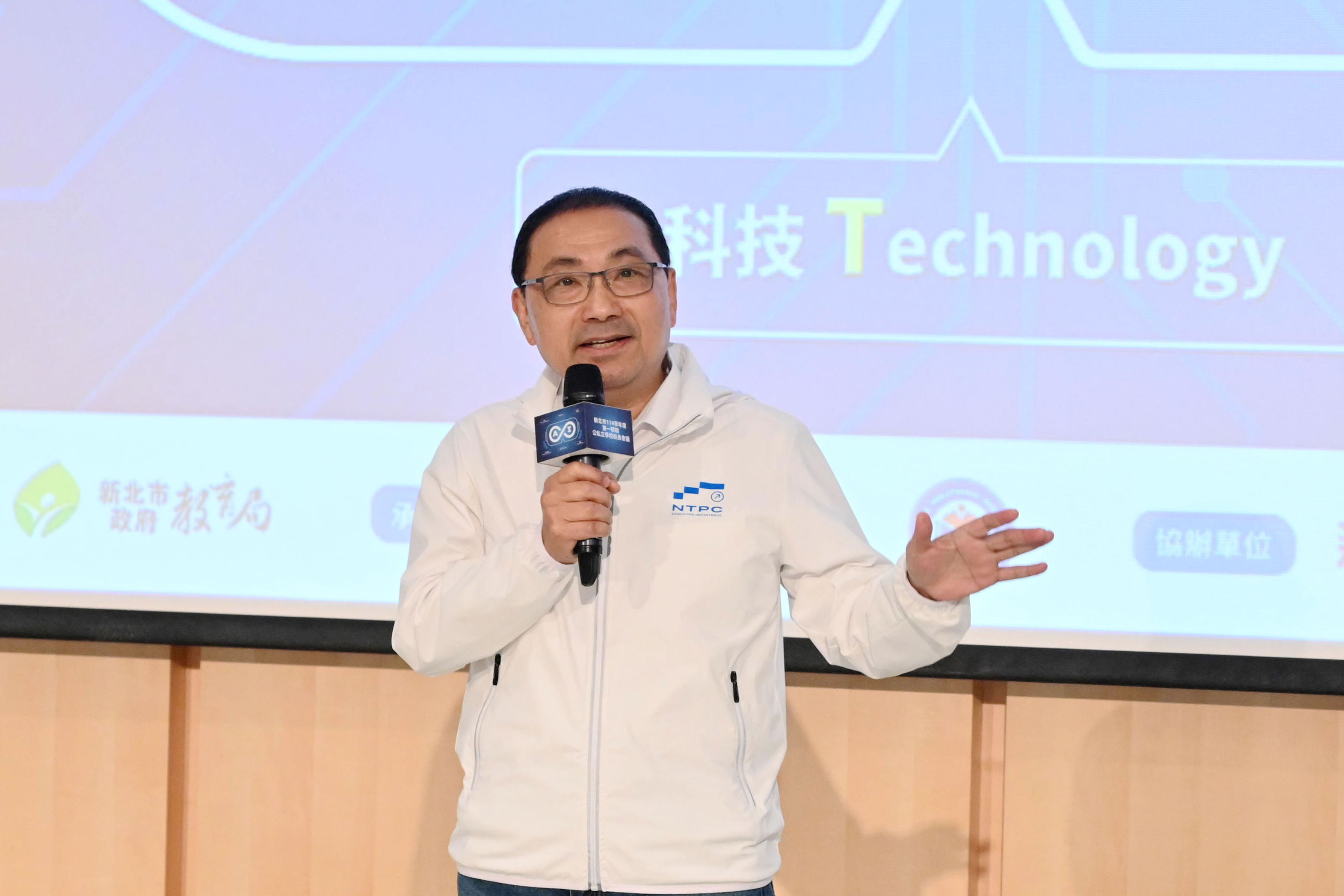 新北市長侯友宜宣布7.1億元全額承擔學校電費 保障全市40萬學生公平、安全受教權益