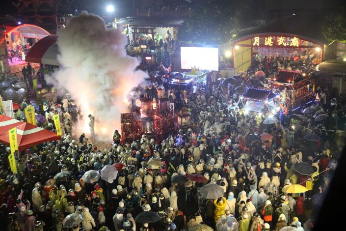 2025元宵鹽水蜂炮遇雨不減熱情，市長黃偉哲呼籲安全第一祈求蛇年健康平安！