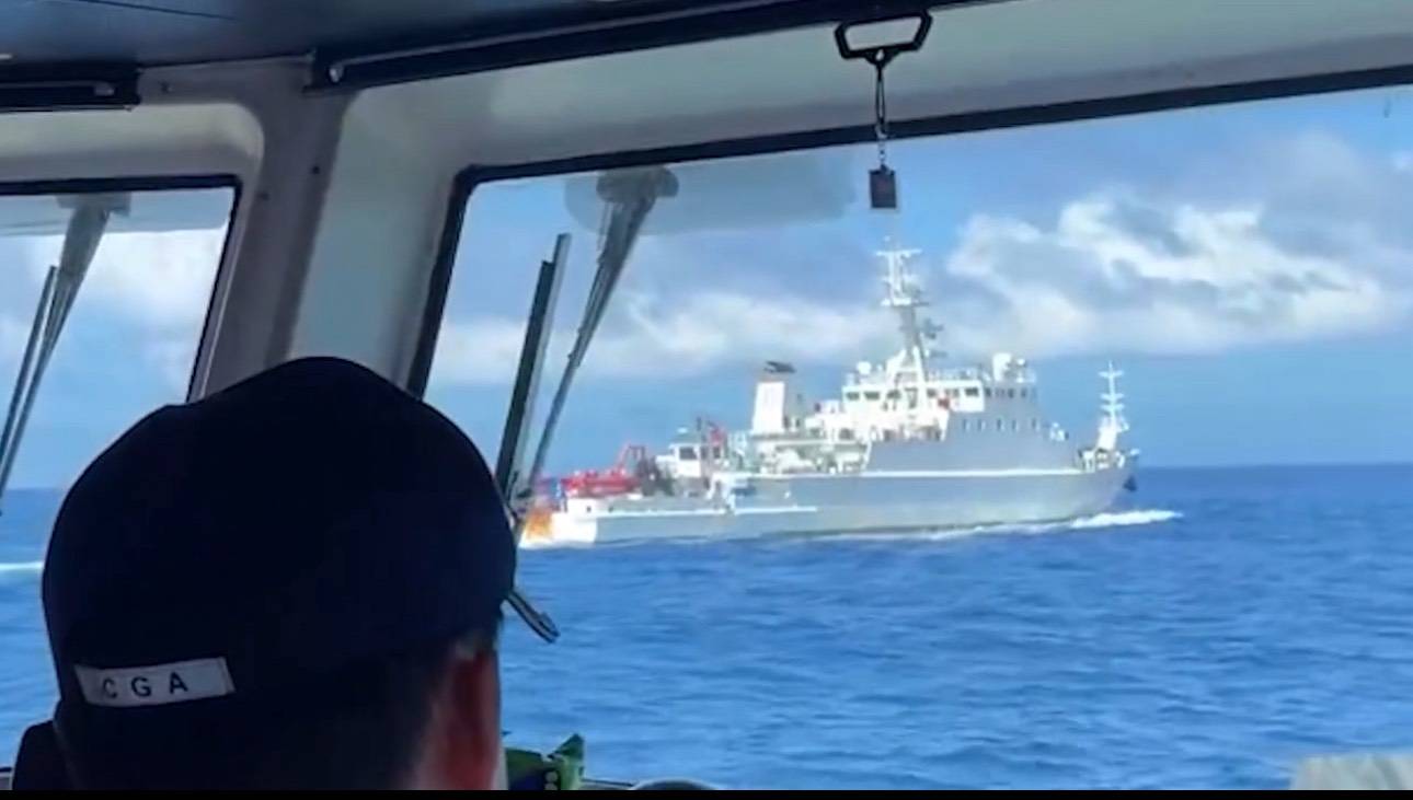 中國科研船闖入我國水域 海巡強勢驅離迫使科研船轉向航離　現場對峙畫面首度曝光