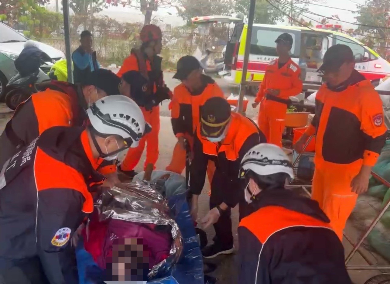 海巡人員緊急救援 落海民眾即時脫險