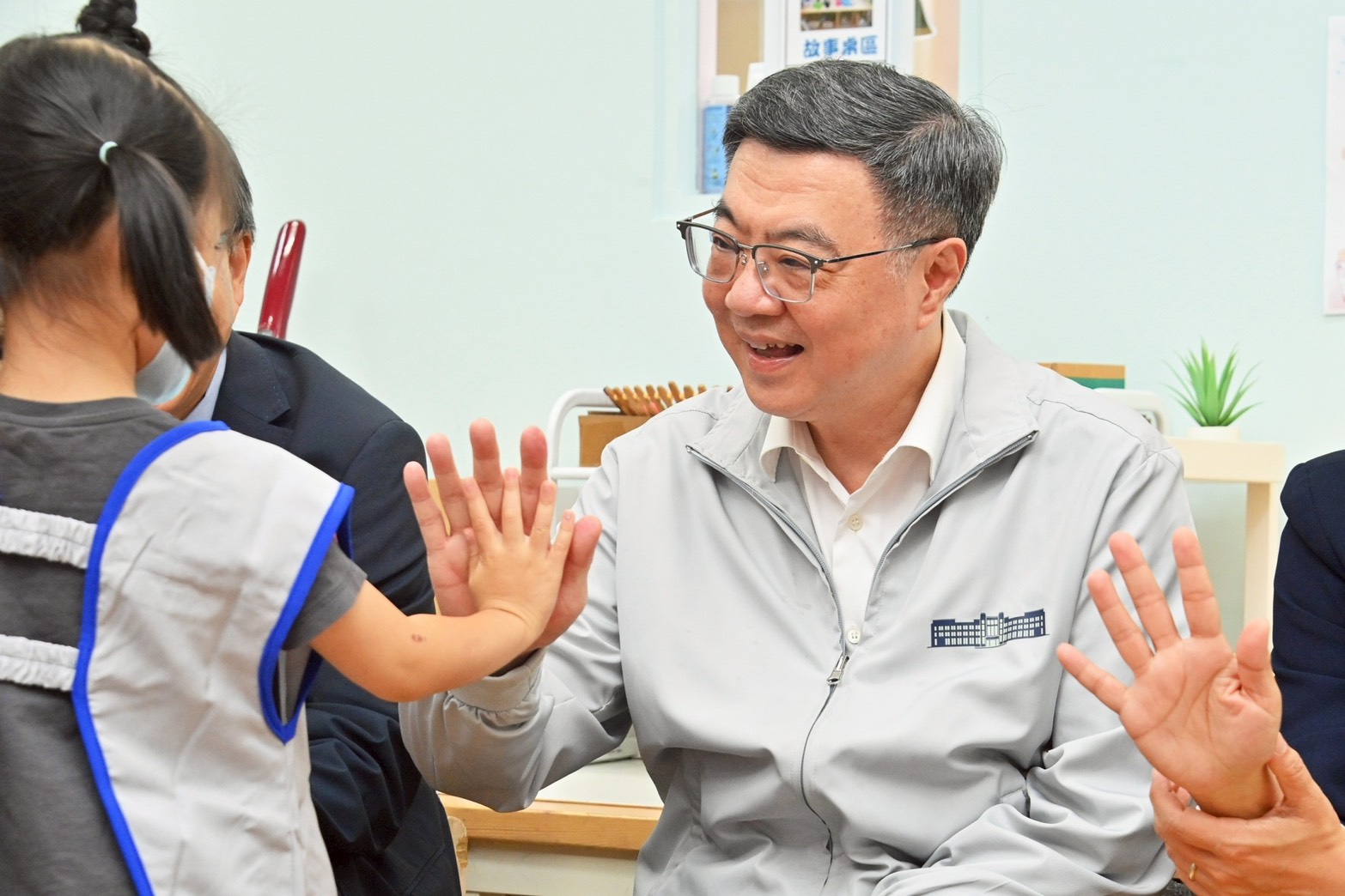 行政院長卓榮泰視察新莊托育據點　加速建構育兒支持鐵三角打造友善生養及職場環境