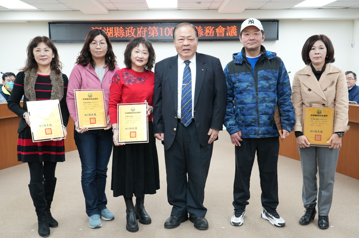 澎湖縣長陳光復主持第1001次縣務會議，表揚教育與體育卓越人才
