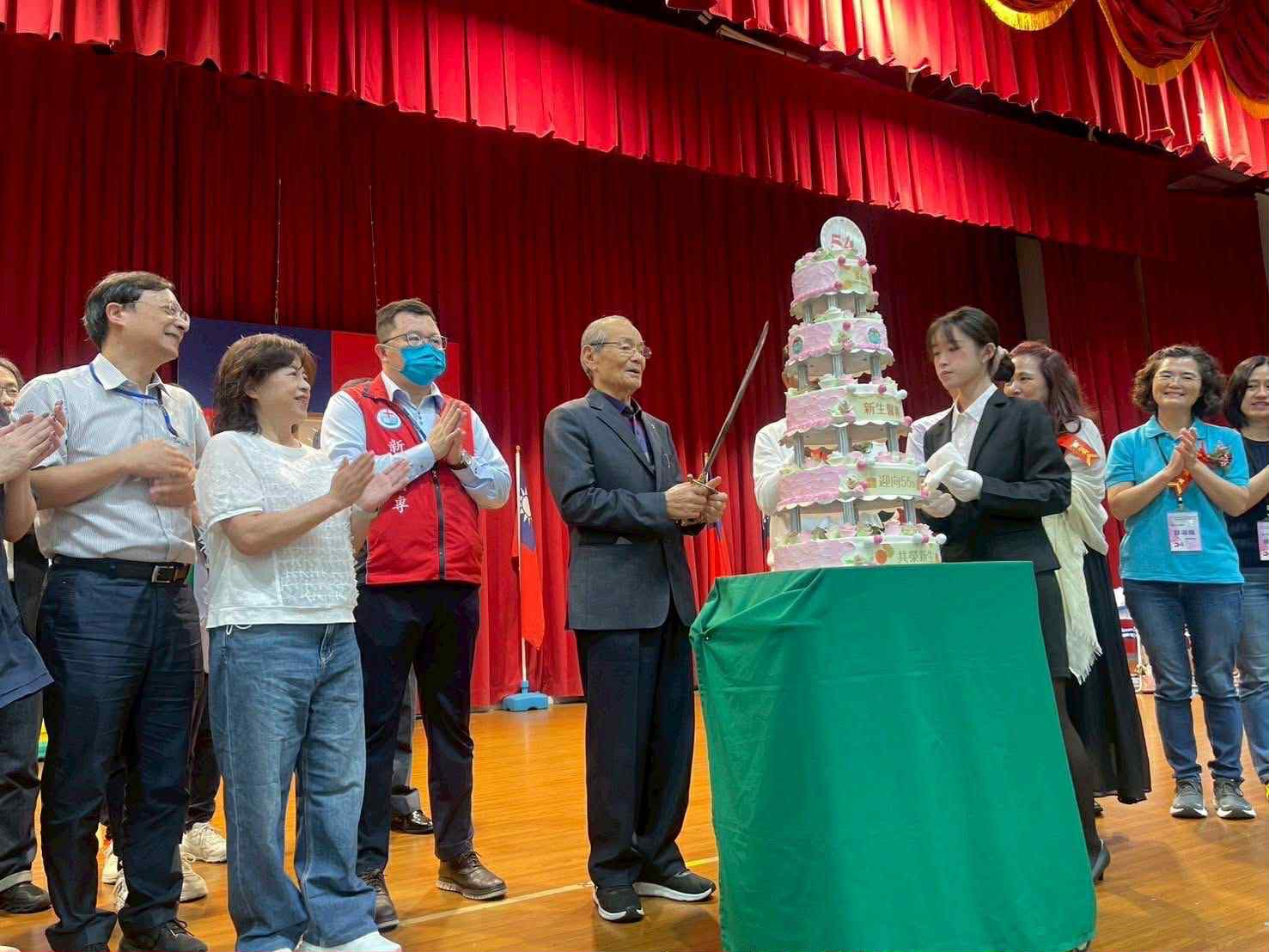 盛大回娘家！新生醫護管理專科學校54週年校慶盛大舉行 護理師國考榜首及傑出校友共襄盛舉 見證醫護人才培育成果