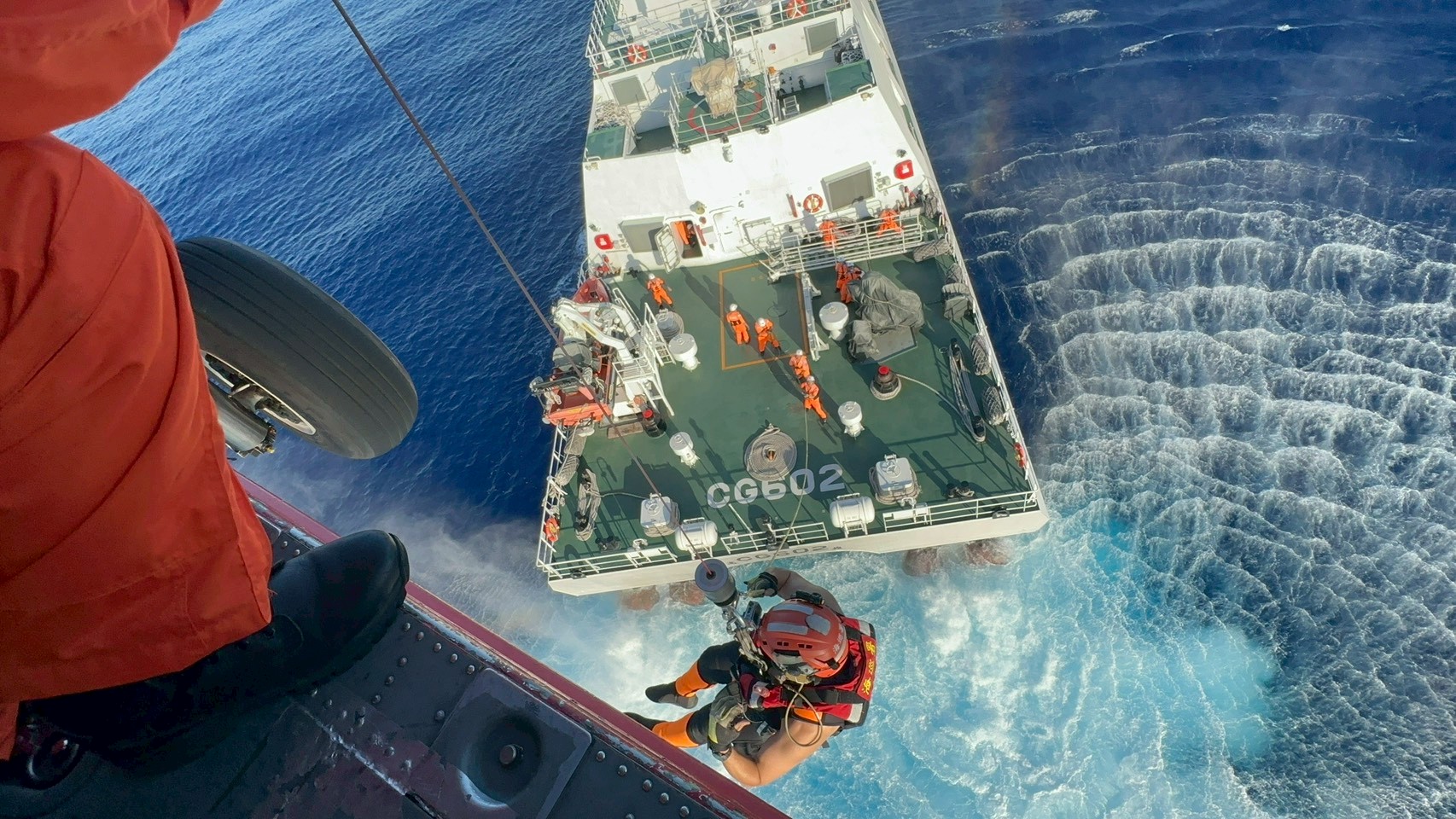 外籍漁工海上受傷　海巡署聯勤吊掛救援成功黑鷹直升機急後送
