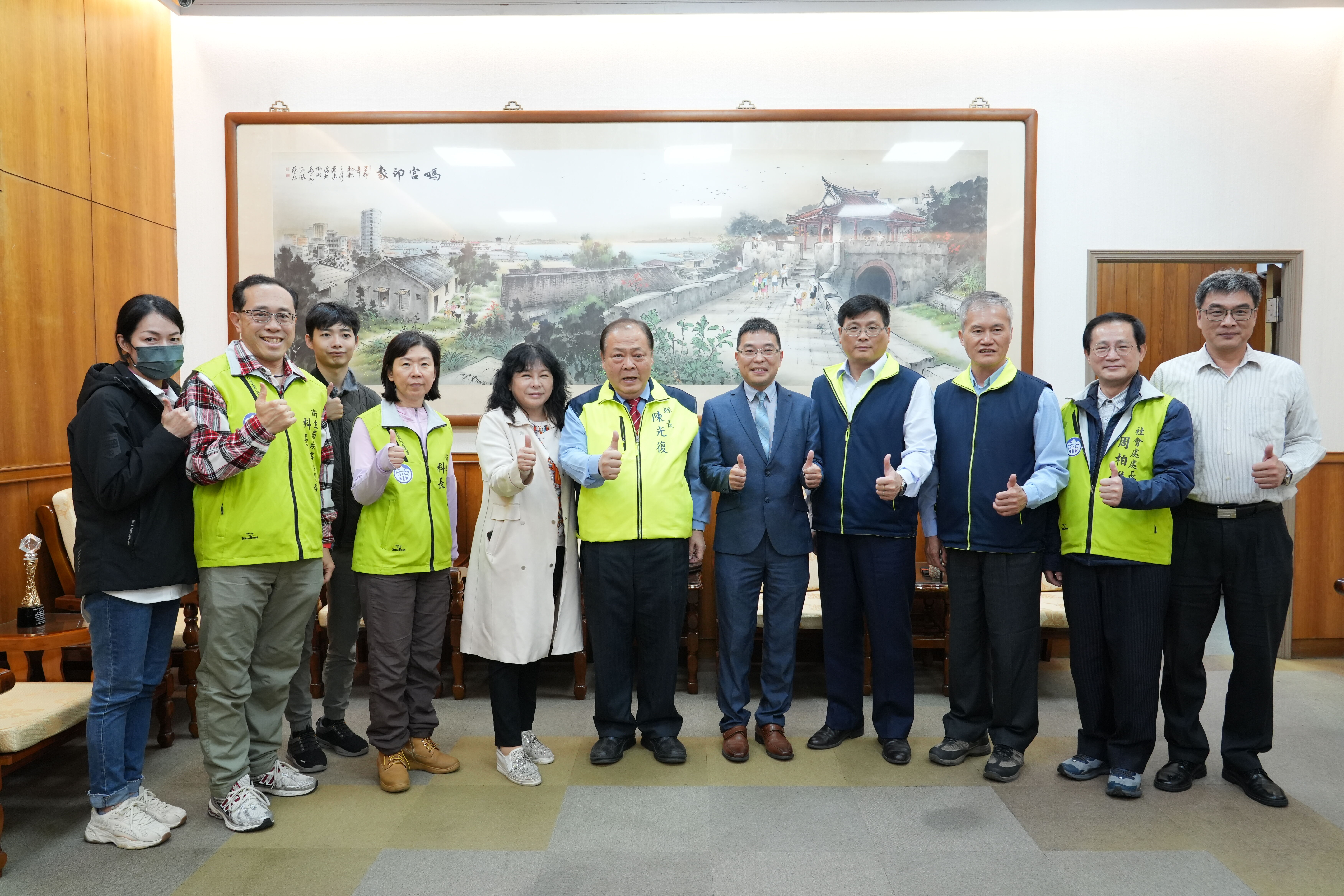 惠民醫院張明哲院長轉任新職 陳光復親頒榮譽縣民證表彰功績