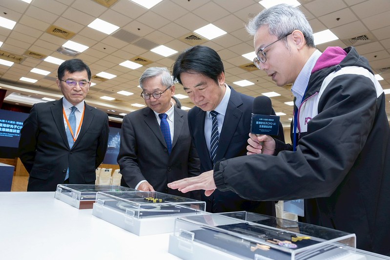 迎接智慧浪潮　賴清德總統主持AI新十大建設關鍵技術座談會　強調產官學研合作壯大臺灣競爭力