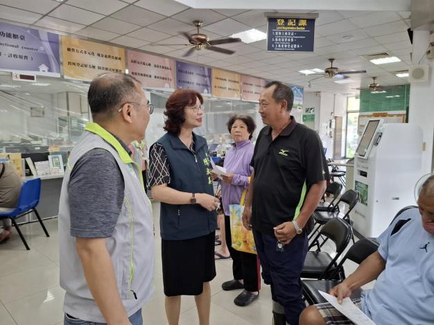 臺南市地政局長陳淑美視察相關地所，關心農損戶申請地籍謄本情形，現場加速服務