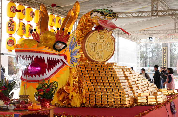 「開光點眼」擲吉儀典登場！澎湖縣長陳光復為「東山再起之金玄武靈龜」點睛祈福