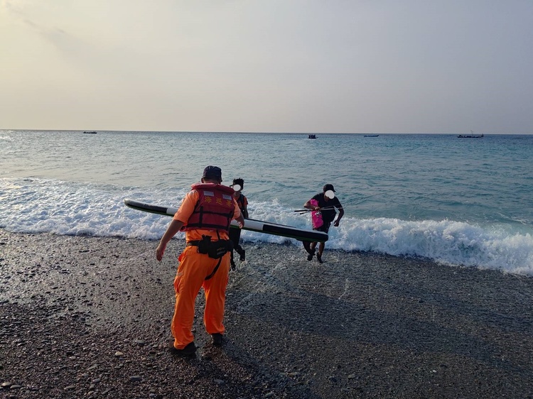 臺東三和外海SUP翻覆　海巡署與漁民即刻救援成功救起2人