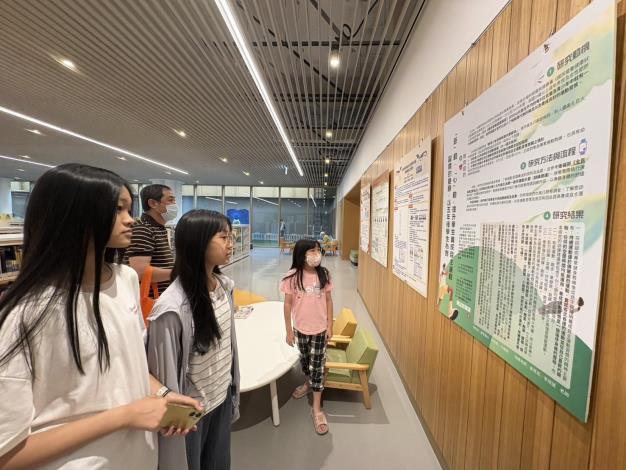 臺南市14校27件獨立研究競賽作品於市圖新總館首展 生活化主題引發熱烈關注