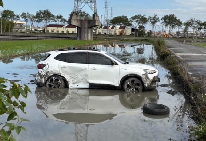 宜蘭五結鄉發生重大車禍，兩輛轎車相撞，白色轎車飛出車道，乘客受傷送醫