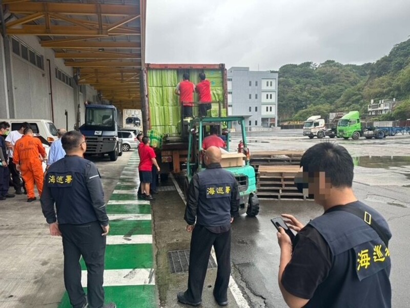 文具物品貨櫃夾藏私菸闖關 海巡署與海關聯手成功查獲近25萬包