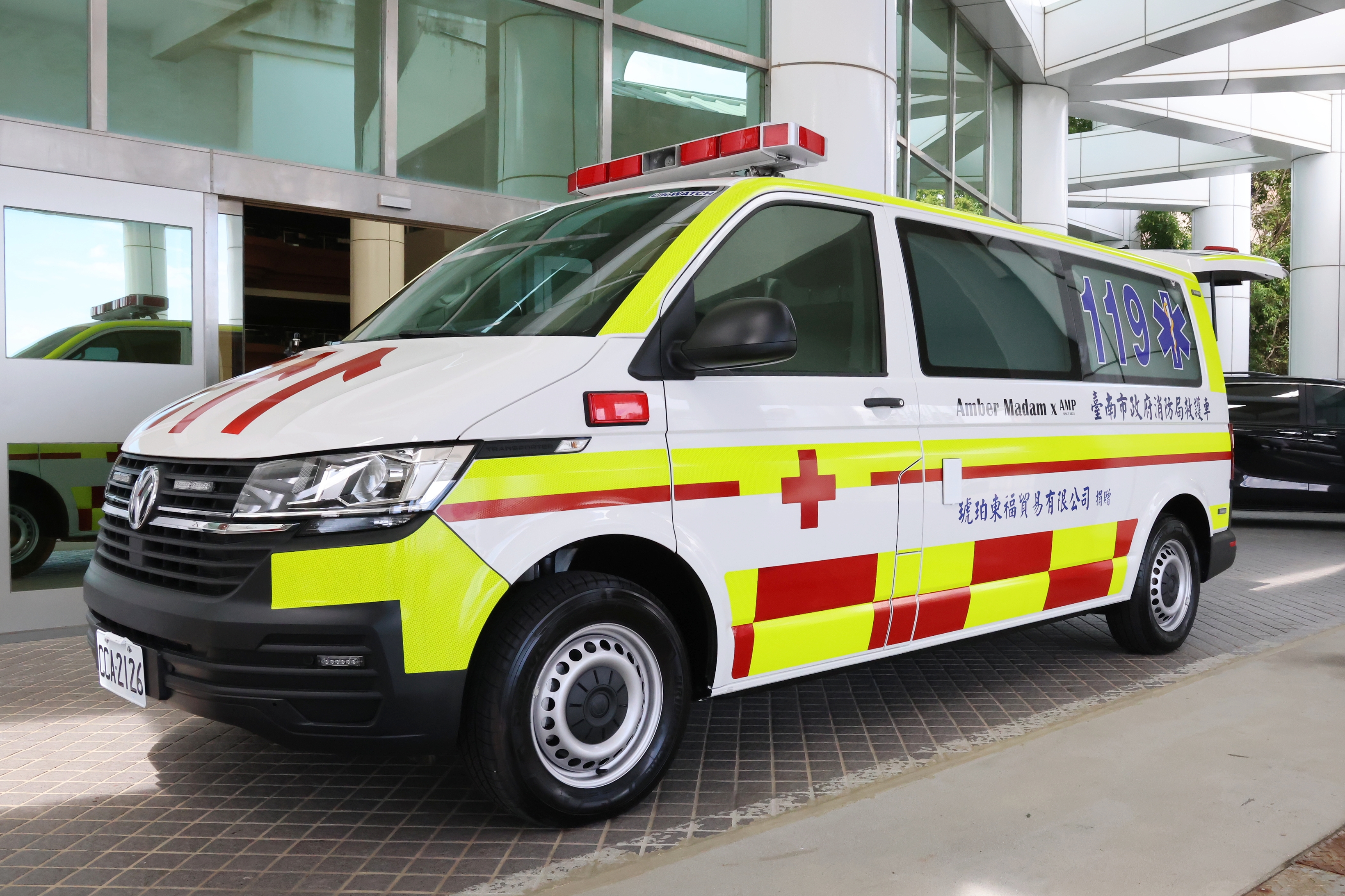 琥珀東福捐贈460萬元救護車 黃偉哲感謝共同守護市民