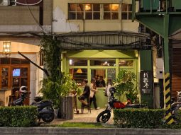 高雄鹽埕酒吧轉型深夜咖啡廳 保留復古吧台與多年餐飲經驗 重新融入在地生活