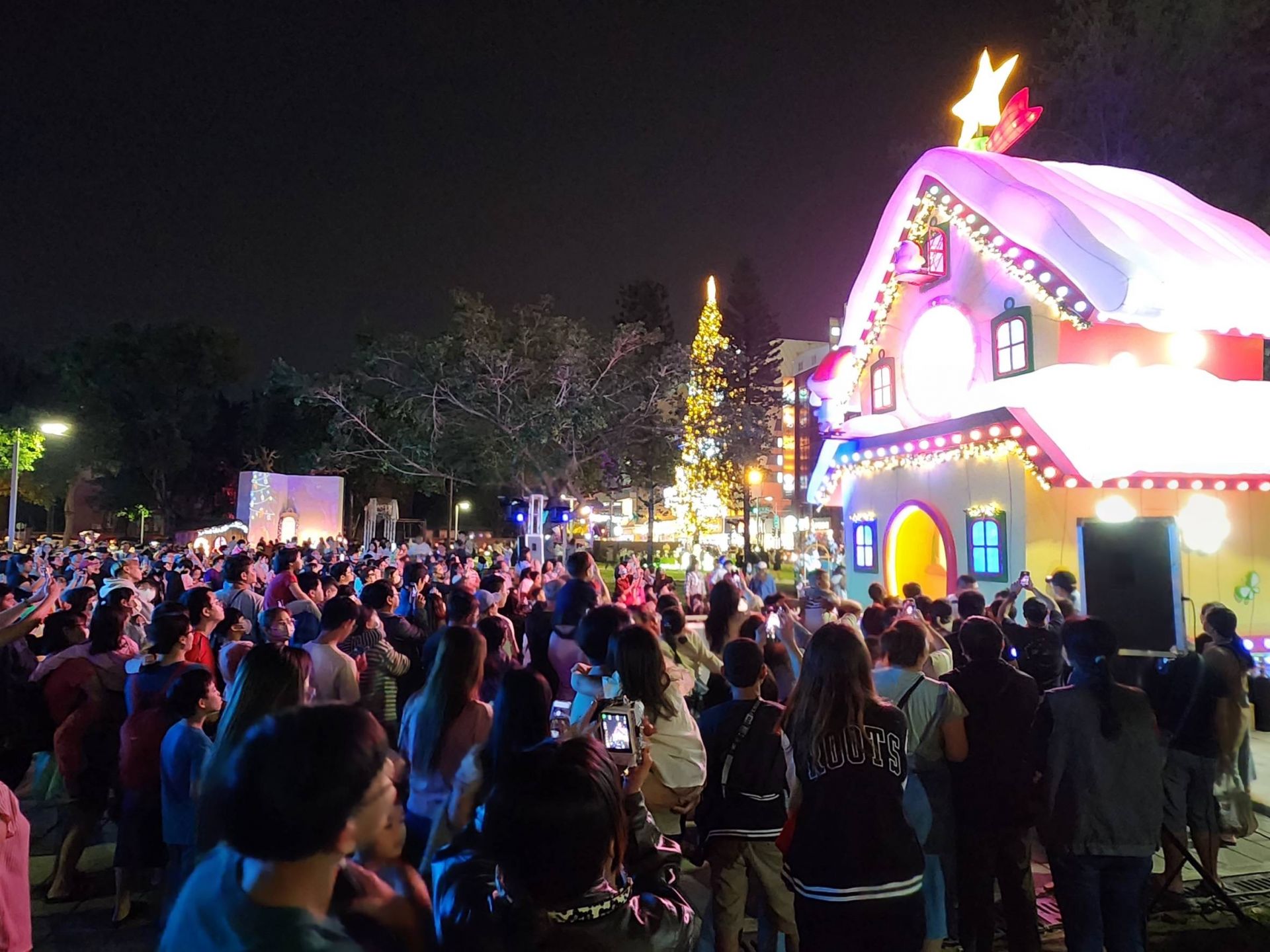 屏東「路沖」聖誕童話屋湧看屋人潮　網友爆笑留言買房送聖誕老公公