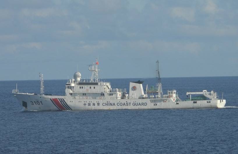 中國海警船侵擾東沙海域　海巡台南艦全程併航監控驅離維護國家主權