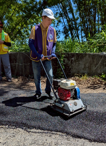臺南國際同際會永康同濟會攜手友會補路，烈日下鋪路為民行溫暖串聯行的希望