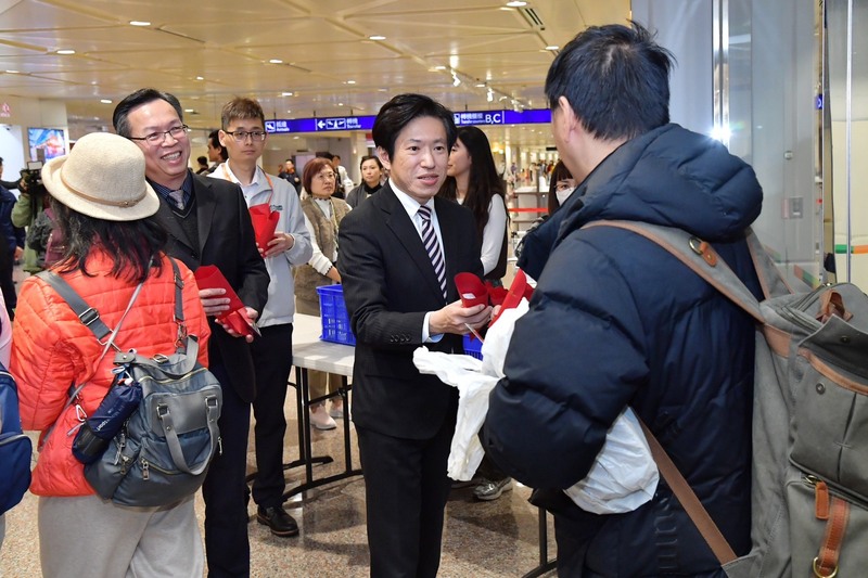行政院秘書長張惇涵赴桃機迎接杜拜返國國人並表達關懷　強調持續協助國人返臺、確保能源供應與物價穩定