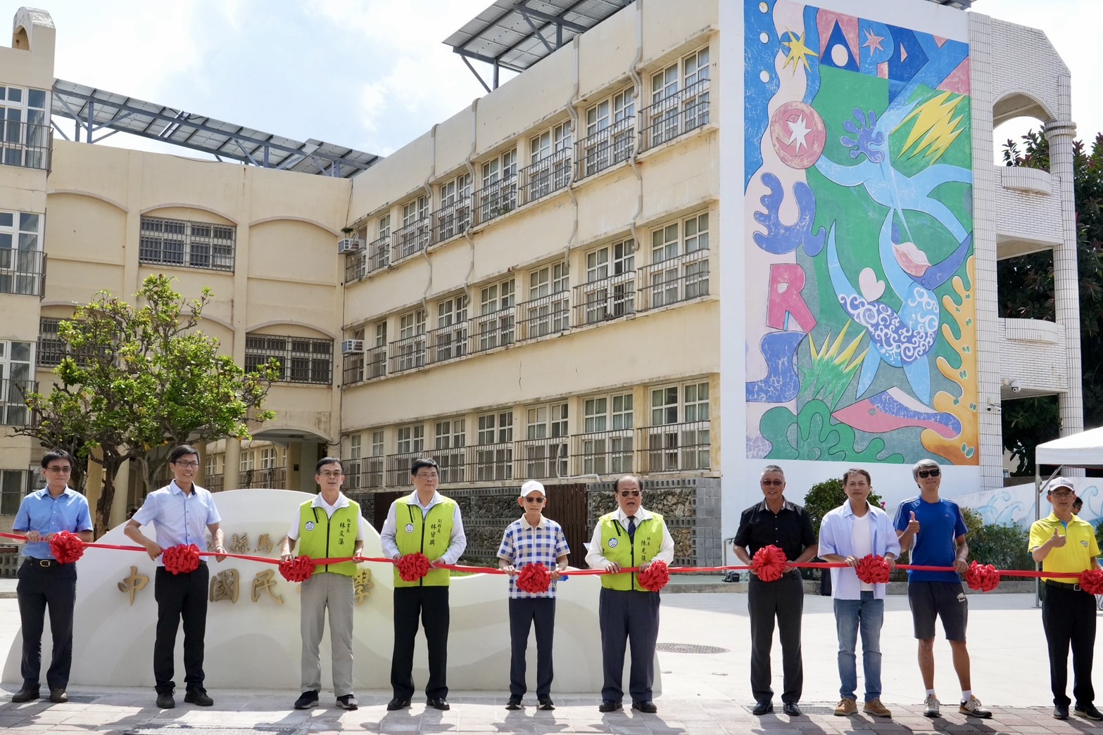 澎湖教育新亮點：中興國小「行走浪花的美好」公共藝術正式亮相，師生共創潮間帶空間