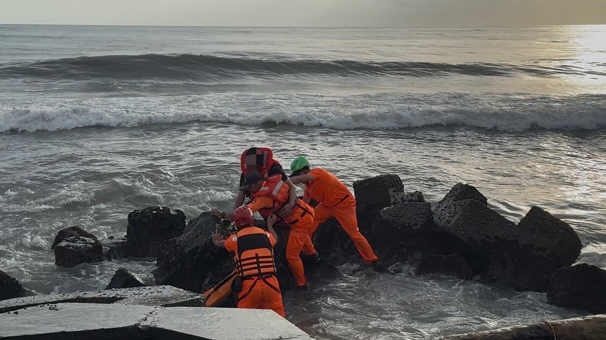 臺南黃金海岸戲水民眾驚遭浪捲 海巡署人員奔赴馳援
