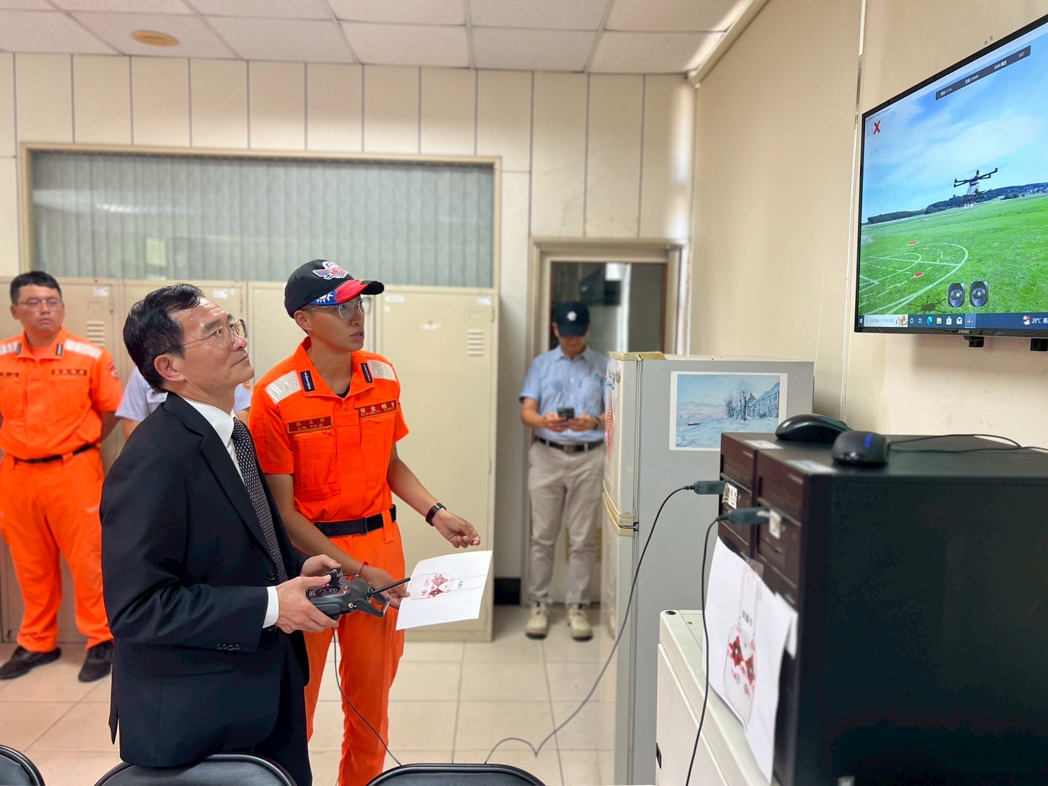 海巡署首長張忠龍署長、許靜芝副署長成功取得無人機證照  以身作則貫徹人人皆飛手政策