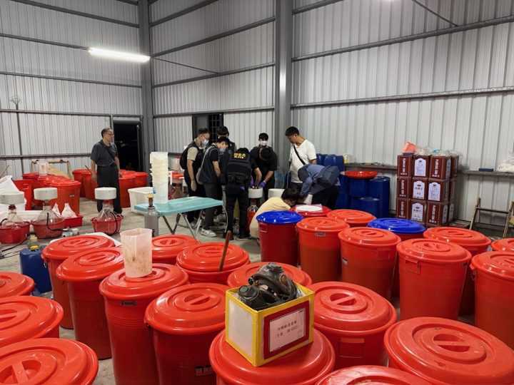 專車接送製毒！調查局在臺南市獨棟違章鐵皮屋破獲大型安非他命製毒工廠　3嫌遭起訴