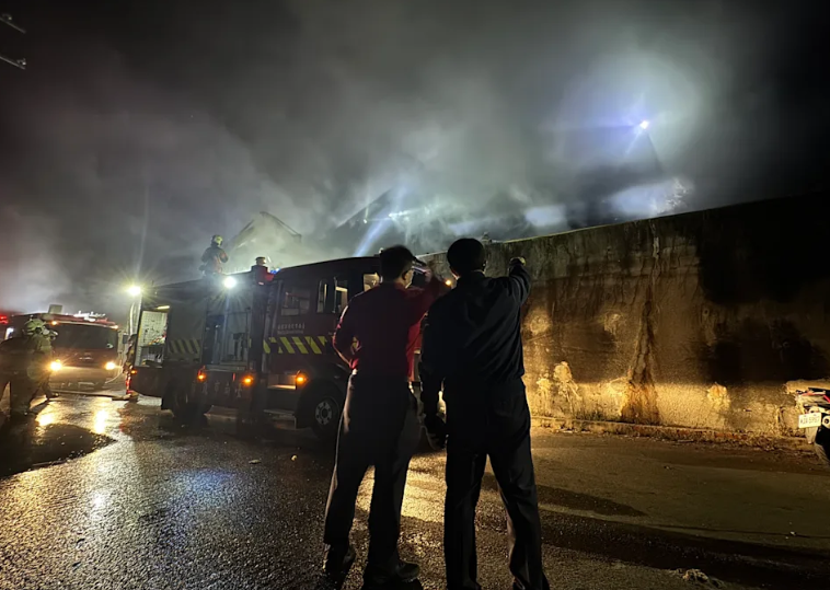 臺南市安南區城西掩埋場火警迅速撲滅 無人傷亡 消防全力搶救 市府即刻啟動空品提醒與監控