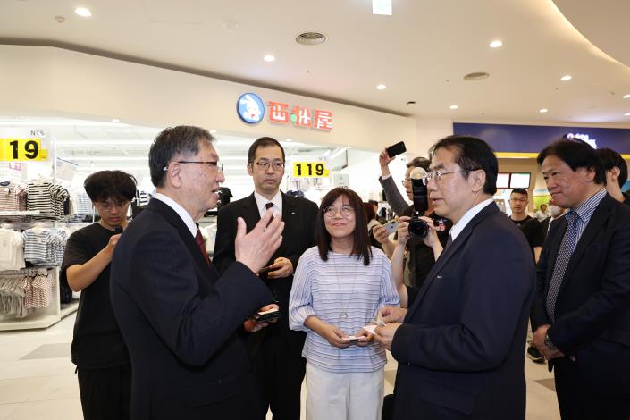 臺南市長黃偉哲視察三井OUTLET二期試營運　日本西松屋首度來臺展店首選臺南　看好消費潛力
