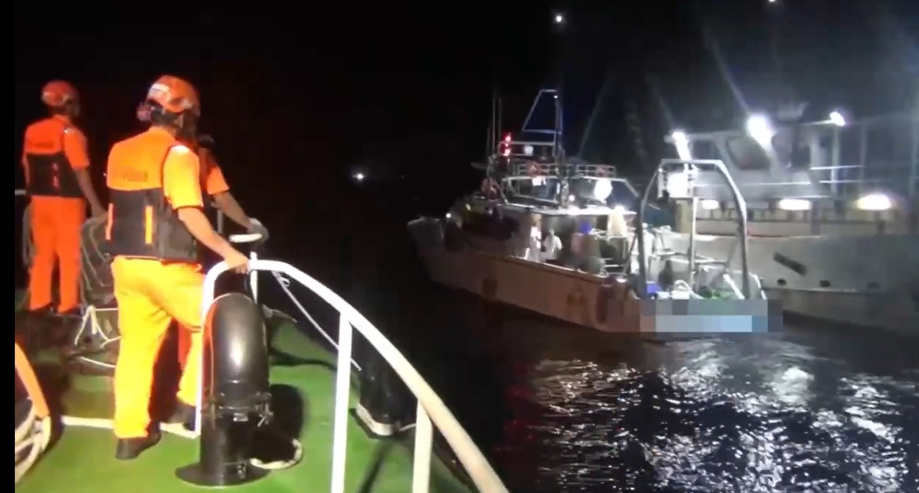 國籍工作船金門外海絞網受困 海巡迅速馳援化解兩岸船舶紛爭