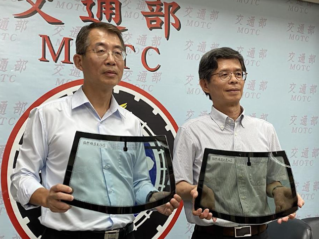 汽車隔熱紙新制明年上路！前擋70%、側窗40%透光率列強制規定，新車率先納管