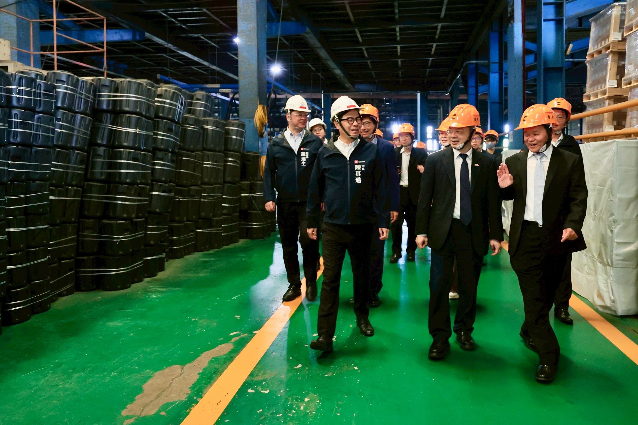 經濟部長龔明鑫南下關懷高雄扣件業 高雄市長陳其邁：危機就是轉機 布局全球市場迎戰232條款