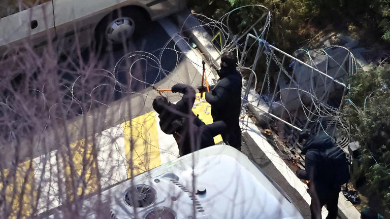 南韓政局動盪：南韓總統尹錫悅被捕，3200警察越障攻破總統辦公室！