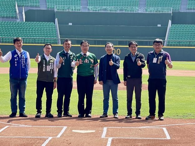 臺南市長黃偉哲開球啟動臺南亞太主球場首場臺韓交流賽！球迷首度入場體驗