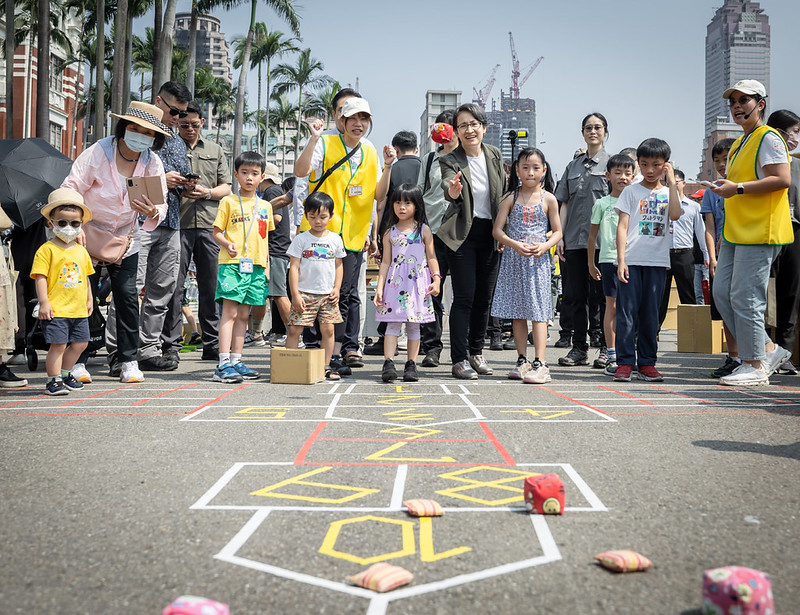 蕭美琴副總統出席總統府假日開放參觀活動　體驗童趣互動展現親民形象