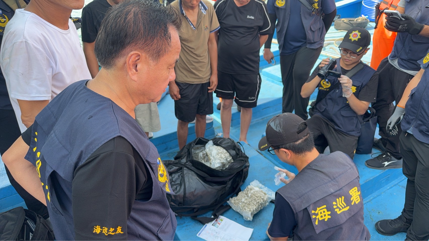 隨護漁抓偷渡猪羊變色 海巡在東南沙海域查獲逾700公斤各式毒品 市值超過15億元