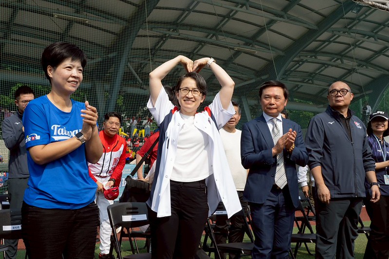 蕭美琴副總統出席企業女子壘球聯賽開幕戰　推動女性友善運動環境