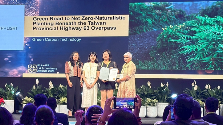 從荒地到永續典範！台63線高架橋下自然綠化獲2025 IFLA景觀大獎 公路局推自然式植栽成功上國際