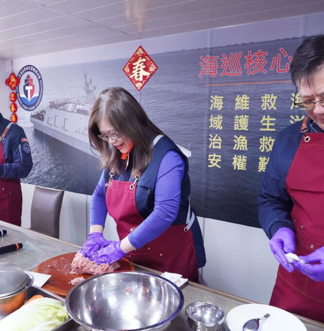 連三年親手下廚作圍爐年菜  管碧玲主委春節親手慰勞海巡基層同仁  肯定全年辛勤堅守崗位守護國家的付出