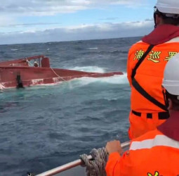 臺東外海發生漁船翻覆意外　海巡署迅速展開救援行動助船員平安脫險