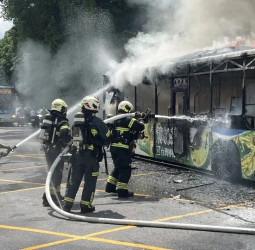 臺北南港公車火警事故曝光　舊莊街公車突起火燃燒成火球 起火原因待調查