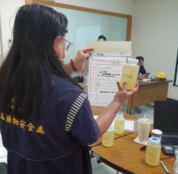 中聯油脂大豆沙拉油驗出苯駢芘超標　中市食安處聯手食藥署稽查　勒令停工並全面下架回收