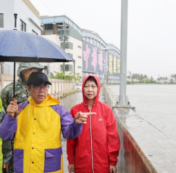 米克拉挾豪雨狂炸臺南6小時！臺南市長黃偉哲冒雨視察仁德抽水站三爺溪水位　盼立院速通治水預算