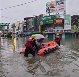 臺南豪雨釀仁德交流道淹水交通中斷　永康、東區多地積水及腰居民憶莫拉克後最嚴重災情