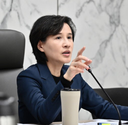 行政院副院長鄭麗君宣布穩定物價政策　實施4月民生用天然氣與桶裝瓦斯凍漲　以確保石化供應及塑膠相關民生物資供給穩定