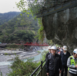 行政院長卓榮泰赴花蓮視察長春祠與台8線東段復建工程　感謝工程團隊付出盼早日迎回太魯閣美景