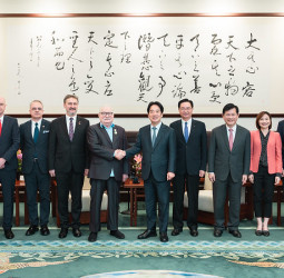 賴清德總統會晤波蘭前總統華勒沙　指出臺灣發揮良善力量成為全球民主韌性關鍵貢獻者