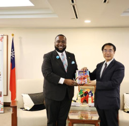 聖克里斯多福及尼維斯贈書臺南市圖　透過閱讀推動姊妹市文化交流持續深化